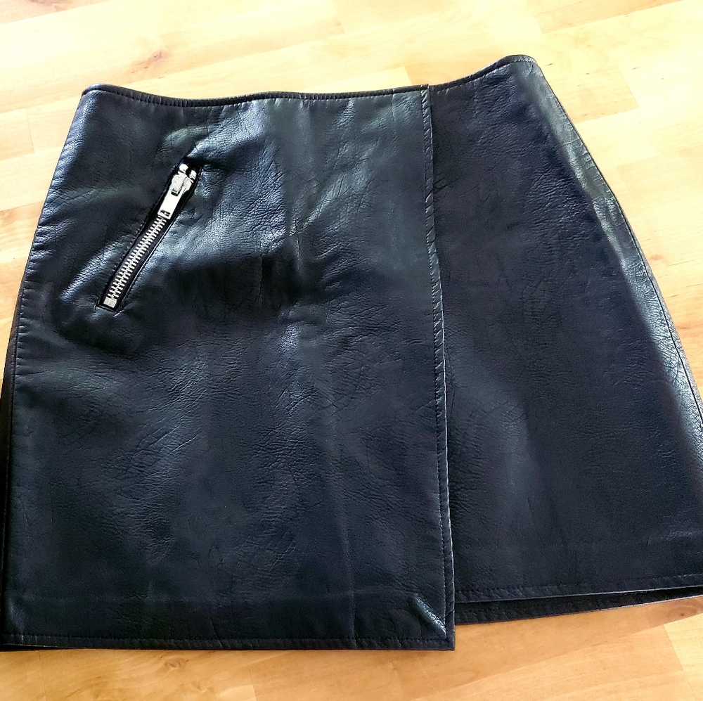 Leather skirt. (Falda de cuero)
